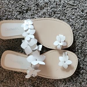 EUC Chadwicks white flowered sandle.